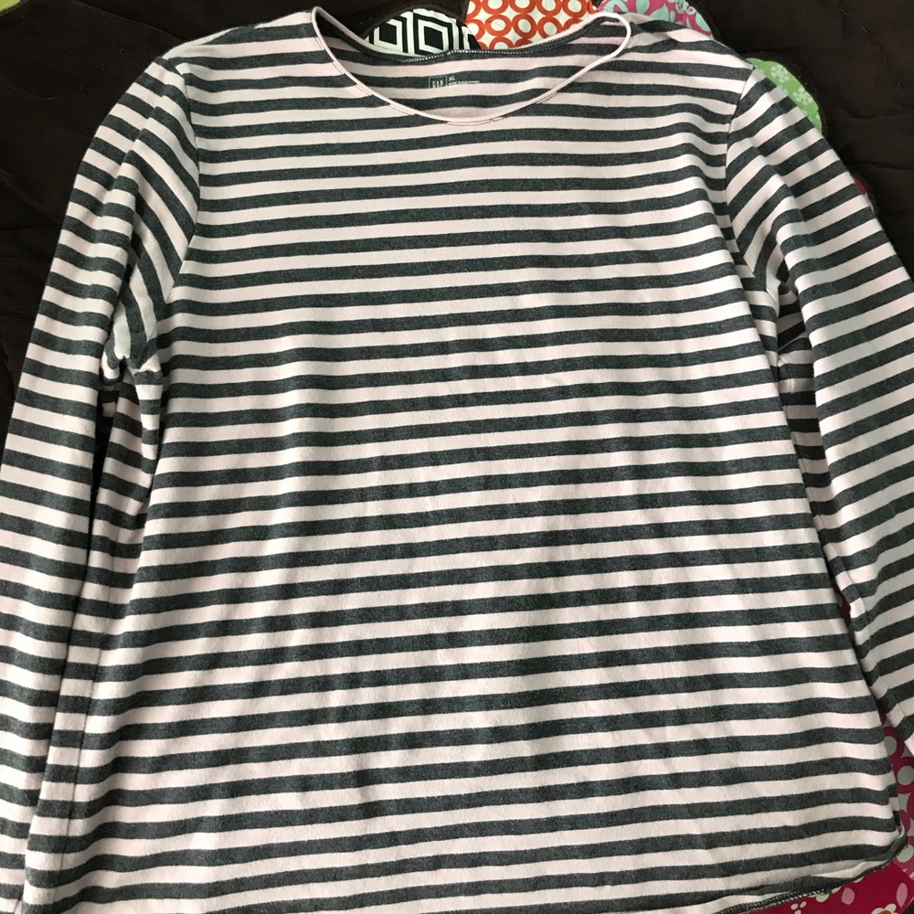 L gap shirt